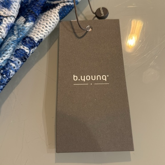 B. Young sweater - L/XL - Picture 10 of 10